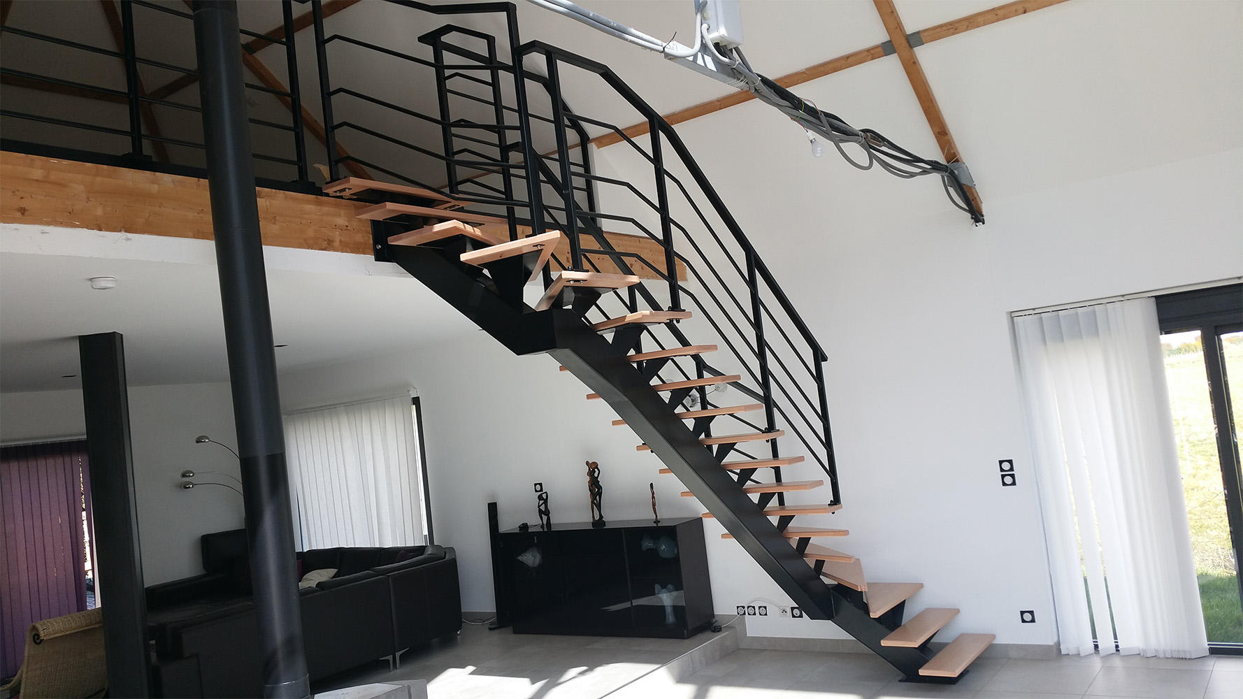 Fabrication et pose d'un escalier en métal sur mesure donnant sur une mezzanine